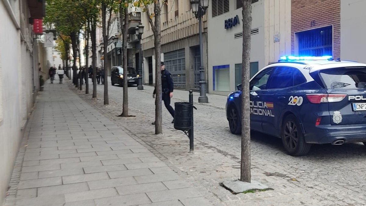 En el edificio se han personado agentes de la Policía Nacional que han ayudado a desalojar a los empleados.