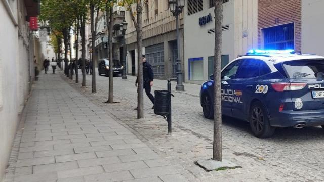En el edificio se han personado agentes de la Policía Nacional que han ayudado a desalojar a los empleados.