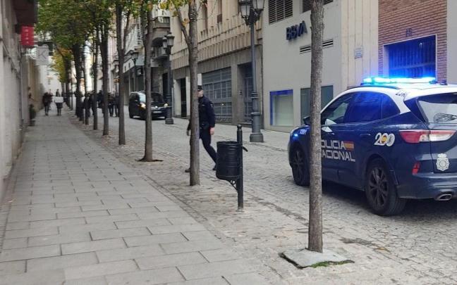En el edificio se han personado agentes de la Policía Nacional que han ayudado a desalojar a los empleados.