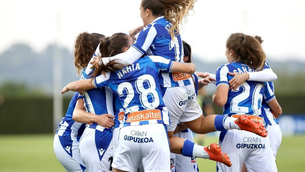 Las jugadoras realistas celebran un gol de Amaiur durante la pasada liga. / JAVI COLMENERO