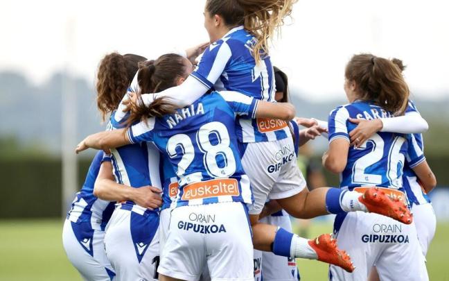Las jugadoras realistas celebran un gol de Amaiur durante la pasada liga. / JAVI COLMENERO