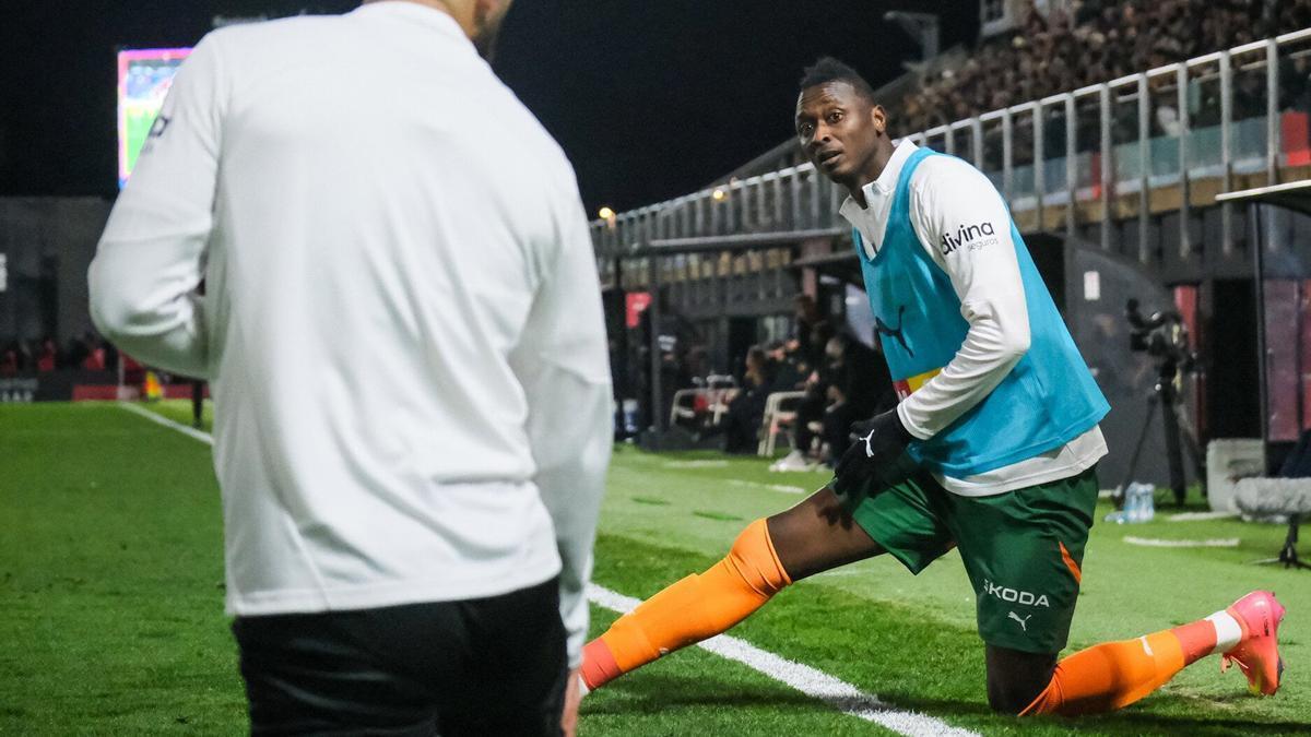 Sadiq calienta antes de saltar al terreno de juego en el partido de Copa del Rey entre el Eldense y el Valencia, su actual equipo. / PABLO MIRANZO