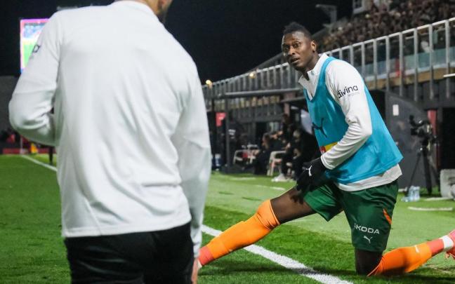 Sadiq calienta antes de saltar al terreno de juego en el partido de Copa del Rey entre el Eldense y el Valencia, su actual equipo. / PABLO MIRANZO