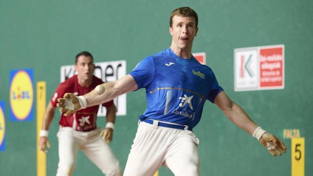 Artola golpea la pelota ante Jaka en el Torneo San Fermín.