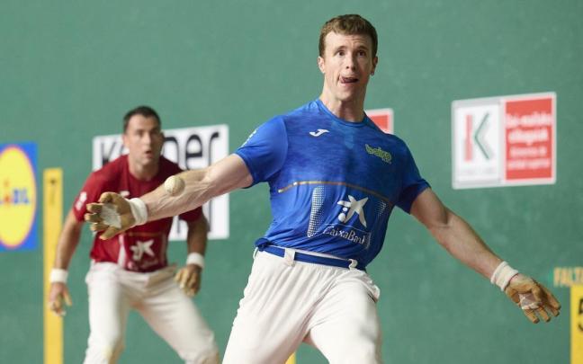 Artola golpea la pelota ante Jaka en el Torneo San Fermín.