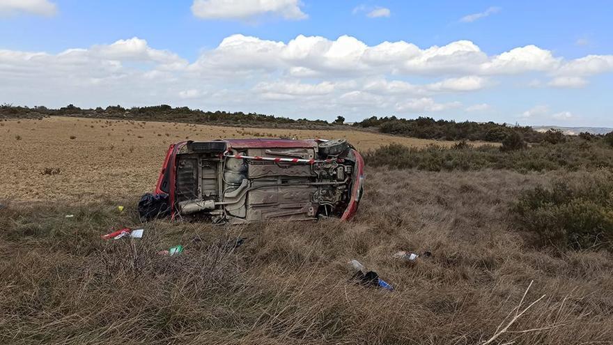 El vehículo, volcado sobre un lateral fuera de la carretera
