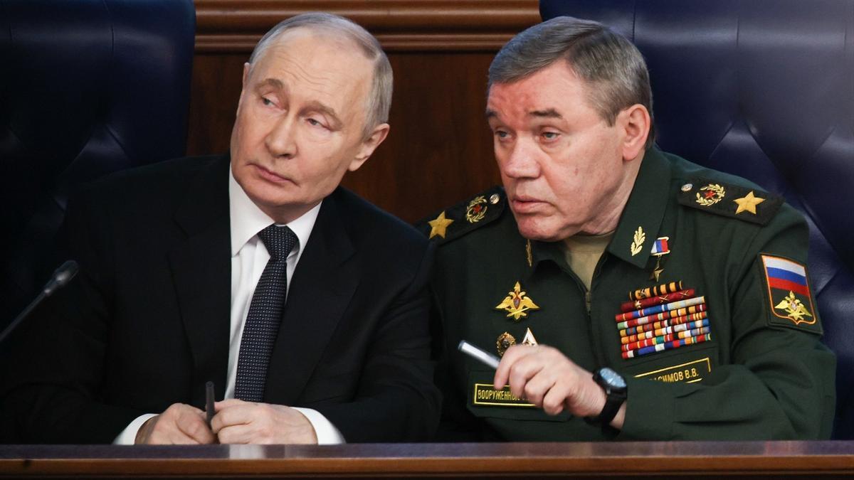 El presidente ruso, Vladímir Putin (izq.), y el primer viceministro de Defensa, Valeri Gerasimov, jefe del Estado Mayor General de las Fuerzas Armadas rusas, asisten a una reunión ampliada de la Junta Directiva del Ministerio de Defensa.