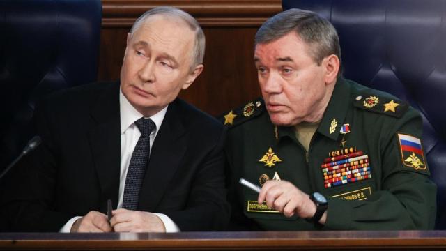 El presidente ruso, Vladímir Putin (izq.), y el primer viceministro de Defensa, Valeri Gerasimov, jefe del Estado Mayor General de las Fuerzas Armadas rusas, asisten a una reunión ampliada de la Junta Directiva del Ministerio de Defensa.