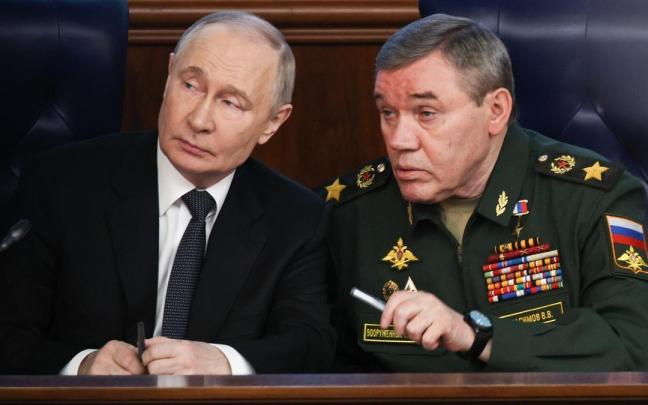 El presidente ruso, Vladímir Putin (izq.), y el primer viceministro de Defensa, Valeri Gerasimov, jefe del Estado Mayor General de las Fuerzas Armadas rusas, asisten a una reunión ampliada de la Junta Directiva del Ministerio de Defensa.
