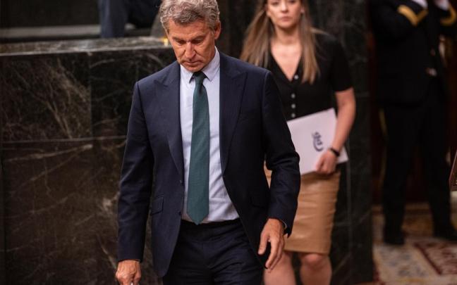 El presidente del PP, Alberto Núñez Feijóo, a su salida de una sesión plenaria en el Congreso de los Diputados.