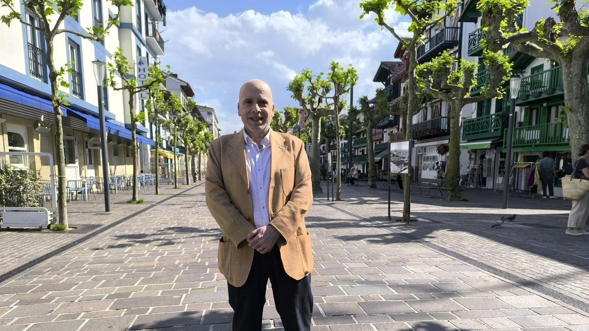 Carles Pons en la Calle San Pedro de Hondarribia