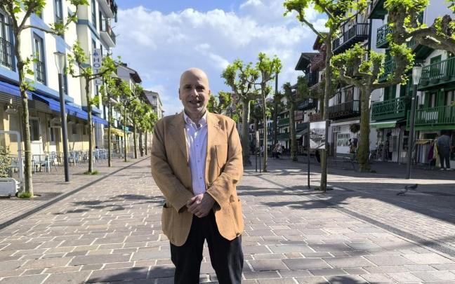 Carles Pons en la Calle San Pedro de Hondarribia
