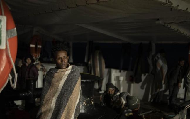 Migrantes a bordo del Open Arms rumbo al puerto de Génova. / Brais Lorenzo Migrantes a bordo del Open Arms rumbo al puerto de Génova.