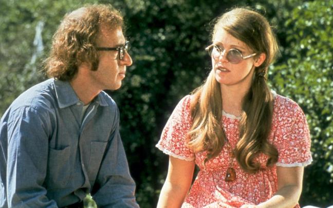 Louise Lasser junto a Woody Allen.