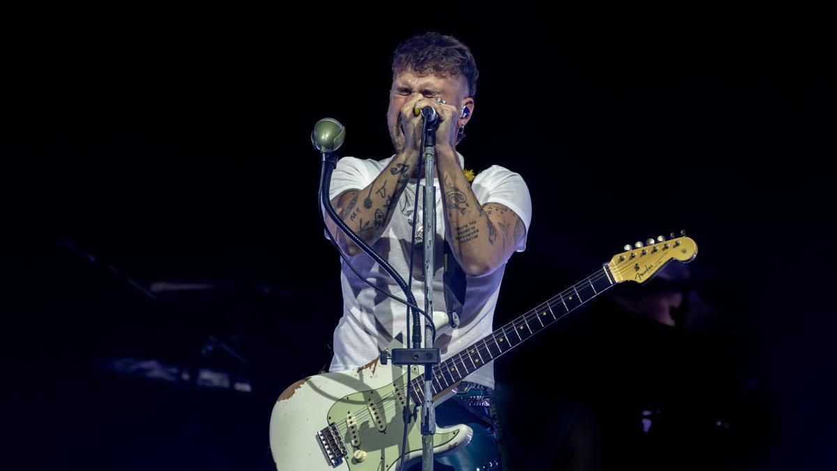 Dani Fernández actúa durante un concierto en el Movistar Arena.