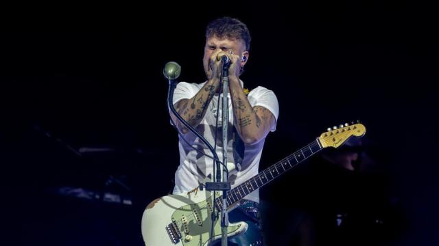 Dani Fernández actúa durante un concierto en el Movistar Arena.
