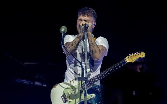 Dani Fernández actúa durante un concierto en el Movistar Arena.