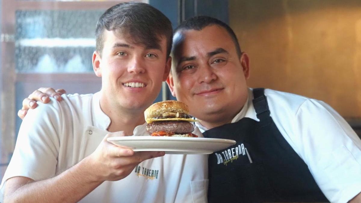 Aitor Aranguren y César Solorzano, con la hamburguesa 'Izarraitzpe' que han empezado a vender en el bar Da Taberna.