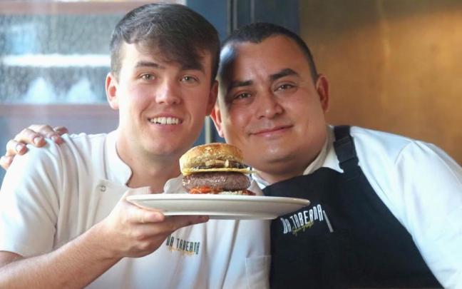 Aitor Aranguren y César Solorzano, con la hamburguesa 'Izarraitzpe' que han empezado a vender en el bar Da Taberna. / Aitor Aitor Aranguren y César Solorzano, con la hamburguesa 'Izarraitzpe' que han empezado a vender en el bar Da Taberna.