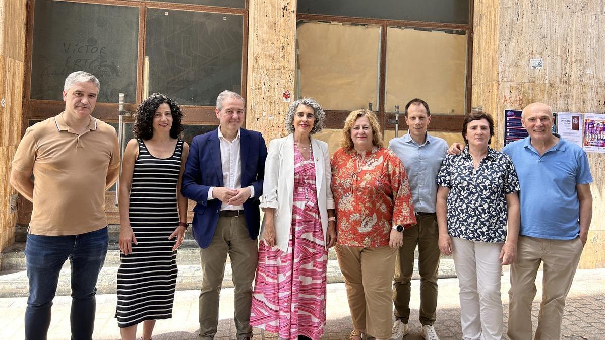 Representantes del departamento de Cultura del Gobierno Vasco y el Ayuntamiento de Deba en el acceso al Cine Zubelzu.