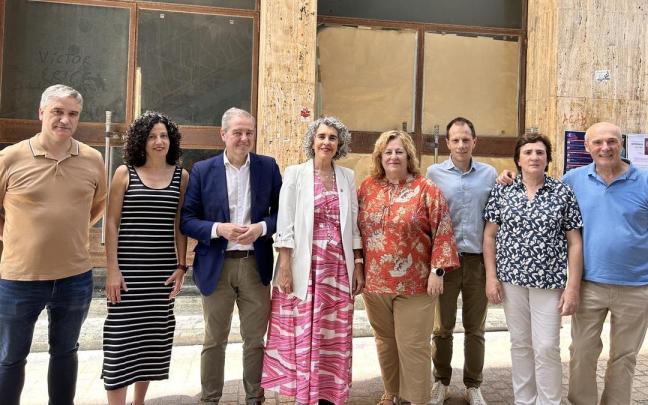 Representantes del departamento de Cultura del Gobierno Vasco y el Ayuntamiento de Deba en el acceso al Cine Zubelzu.