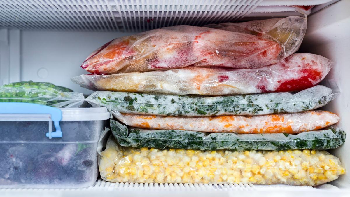 Bolsas de verdura congelada en el frigorífico.
