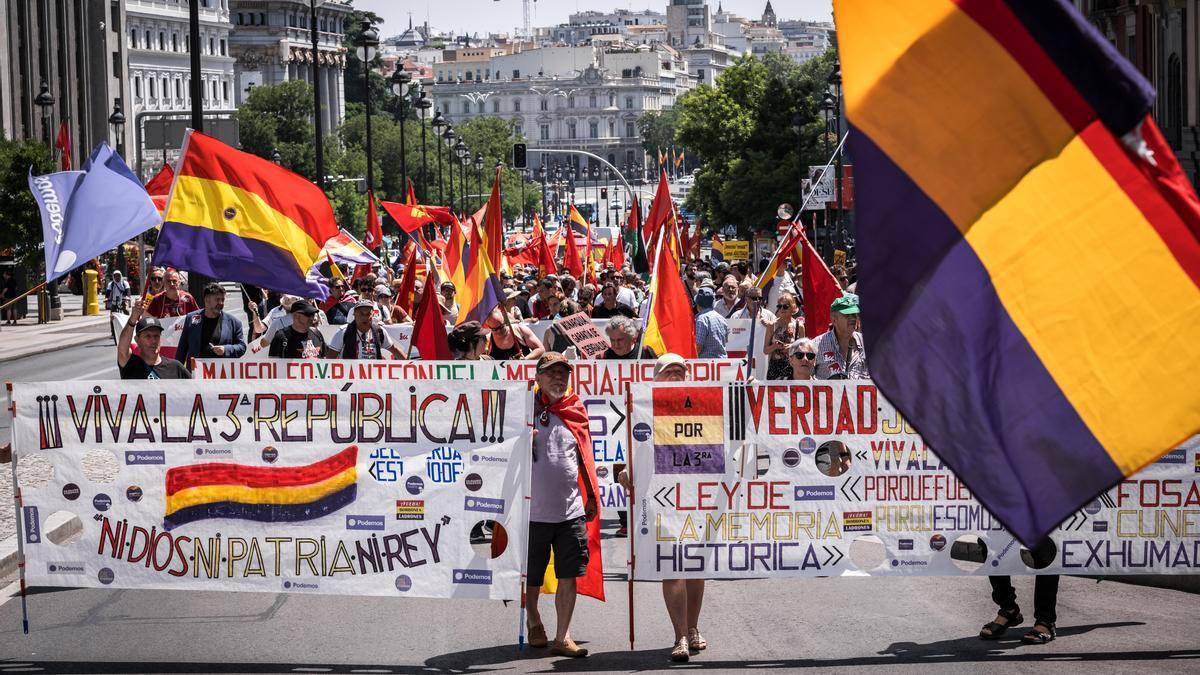 Decenas de personas durante la II Marcha Republicana, en junio pasado en Madrid.