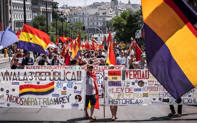 Decenas de personas durante la II Marcha Republicana, en junio pasado en Madrid.