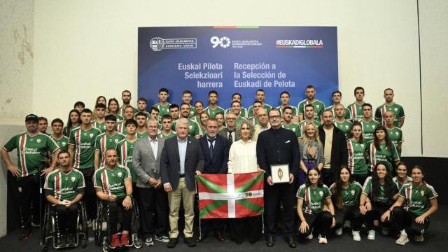 Recepción oficial de Euskal Selekzioa por parte de Ibone Bengoetxea antes de su primer Mundial de Pelota Vasca.