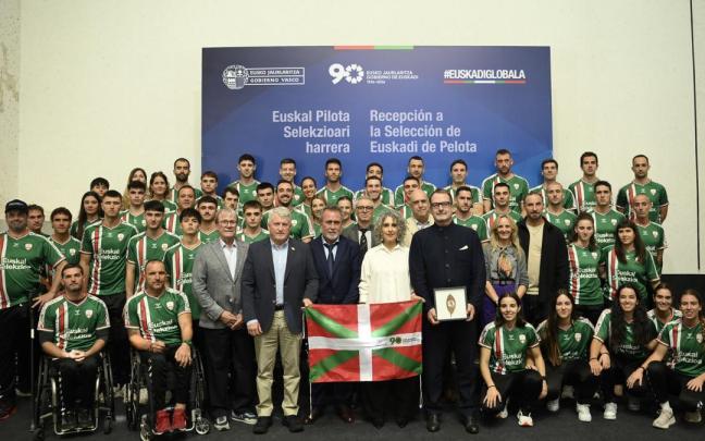 Recepción oficial de Euskal Selekzioa por parte de Ibone Bengoetxea antes de su primer Mundial de Pelota Vasca.
