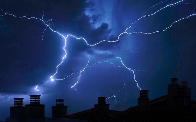 Unos rayos caen sobre varias viviendas.