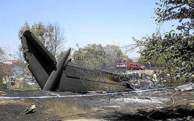 El vuelo JK5022 de la compañía Spanair con 172 personas a bordo se estrelló en el aeropuerto de Barajas, cuando se dirigía a Las Palmas de Gran Canaria. | FOTO: EFE