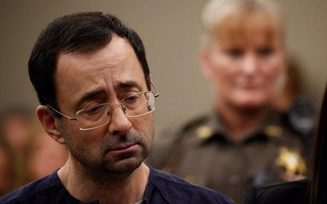 Larry Nassar, en uno de los juicios en los que se le acusaba de abuso sexual y posesión de pornografía infantil. Larry Nassar, en uno de los juicios en los que se le acusaba de abuso sexual y posesión de pornografía infantil.