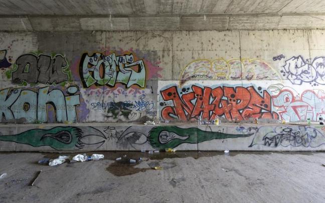 El túnel sin iluminación y semiabandono en el que se produjo la agresión.