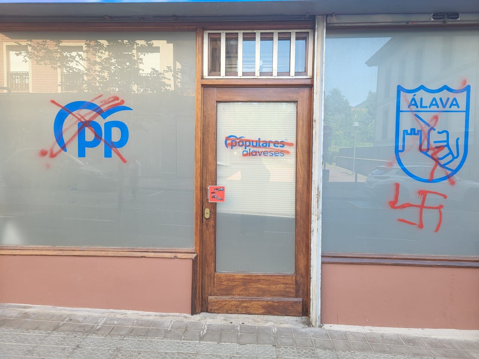 Las pintadas aparecidas este viernes en la fachada de la sede del PP de Aiaraldea en Amurrio