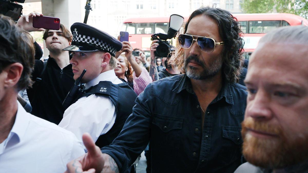 Russell Brand acude al juzgado londinense.