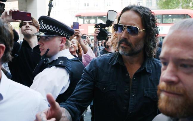 Russell Brand acude al juzgado londinense.