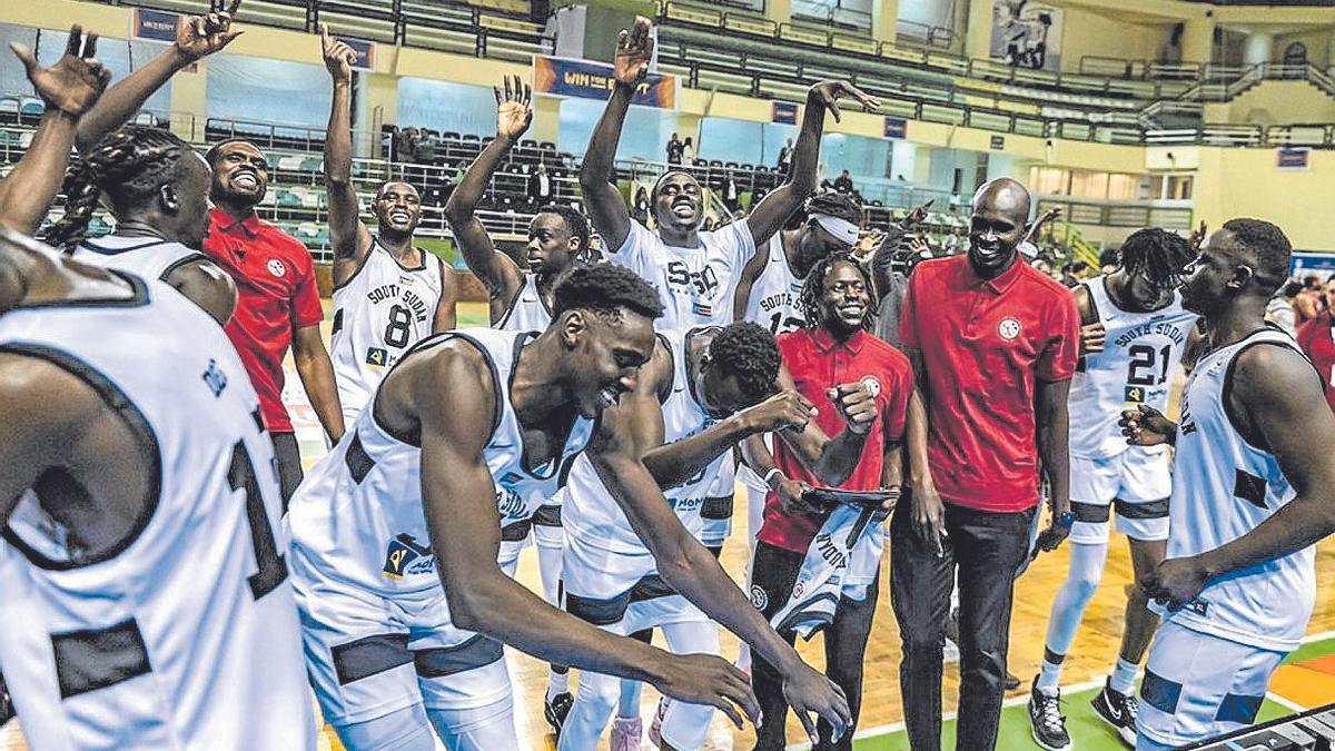 Los jugadores de Sudán del Sur, en pleno festejo tras clasificarse para la Copa del Mundo. | FOTOS: FIBA