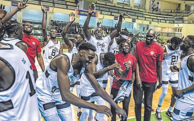Los jugadores de Sudán del Sur, en pleno festejo tras clasificarse para la Copa del Mundo. | FOTOS: FIBA