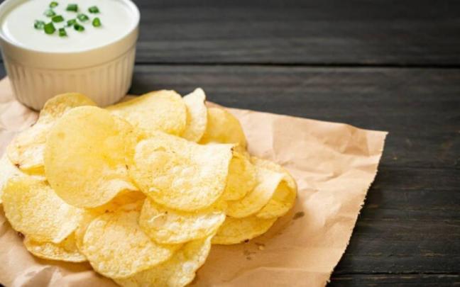 Chips de patatas caseras / Freepik Chips de patatas caseras