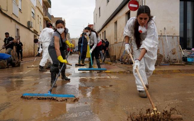 Varias personas realizando tareas de limpieza en Paiporta