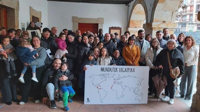 Los legazpiarras que participaron en el acto.