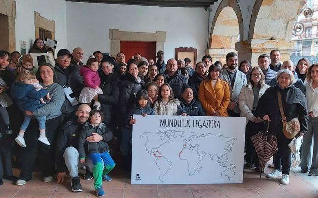 Los legazpiarras que participaron en el acto.