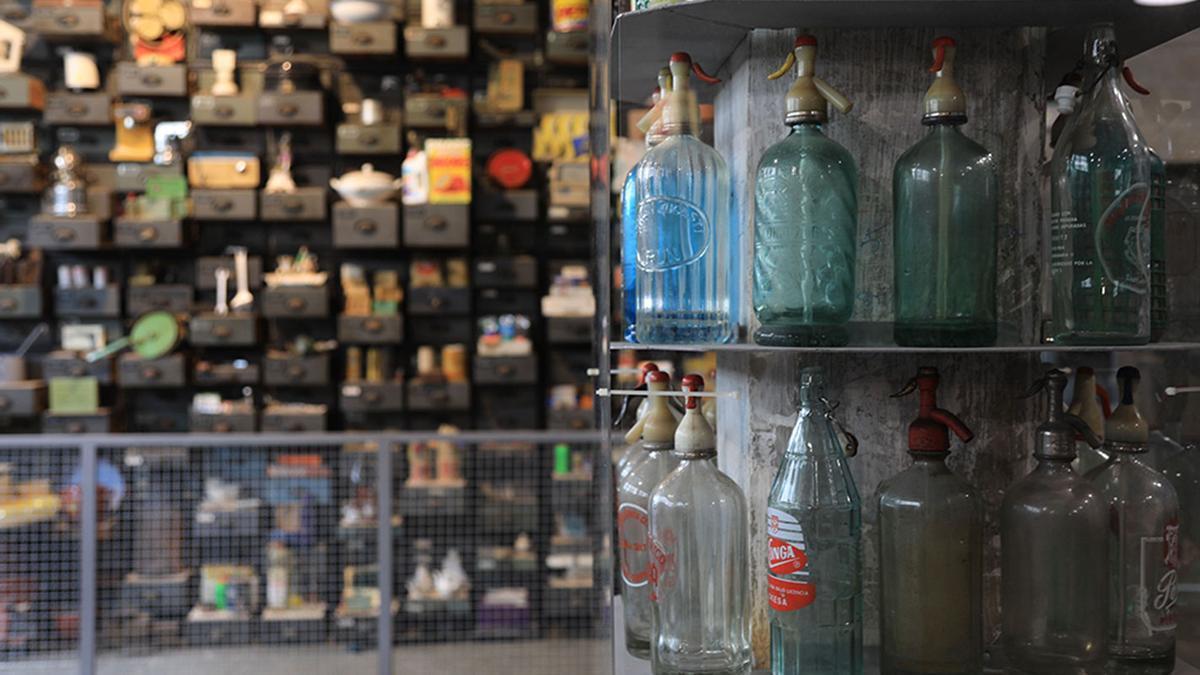 Unas botellas antiguas, en la exposición de Lenbur.