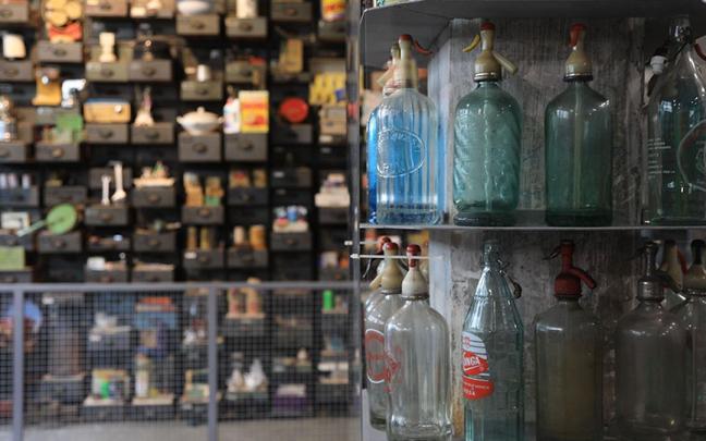 Unas botellas antiguas, en la exposición de Lenbur.