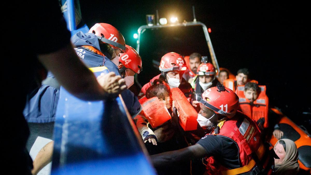 Rescate del Aita Mari de una de las embarcaciones a la deriva.