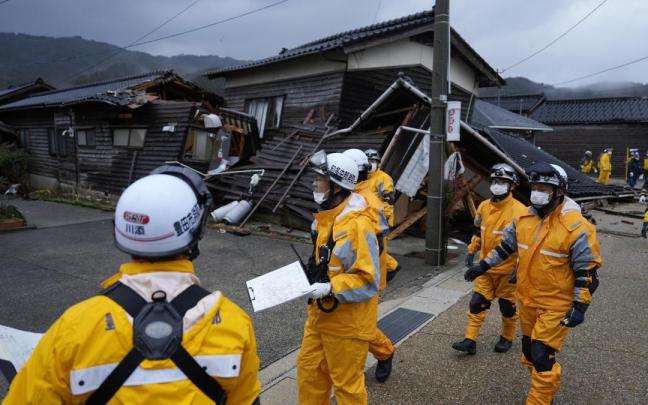 Los equipos de emergencia buscan supervivientes bajo los escombros.