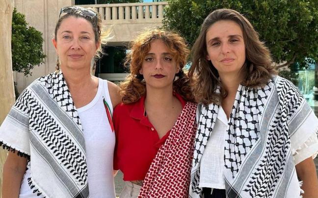 La activista Reyes Rigo, a la izquierda, acompañada por las otras dos mallorquinas integrantes de la Global Sumud Flotilla, Lucía Muñoz y Alejandra Martínez.