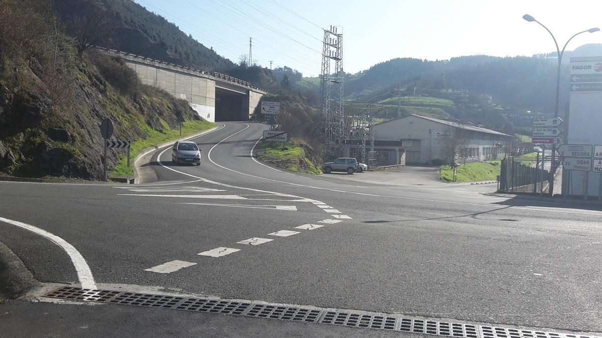 Acceso a la carretera dirección a Bedoña.