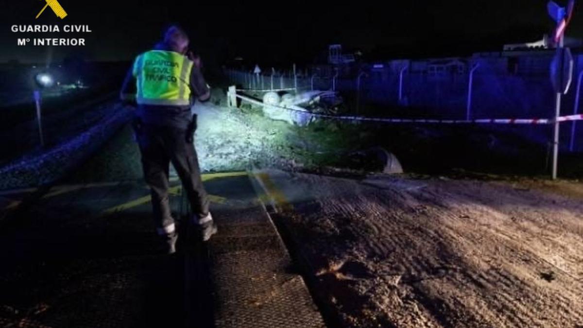 Lugar del accidente donde un vehículo fue arrollado por un tren Alvia